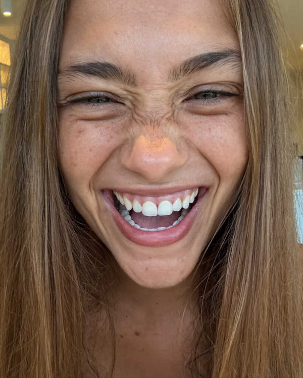 Portrait d'une femme à la peau claire, expression calme et assurée