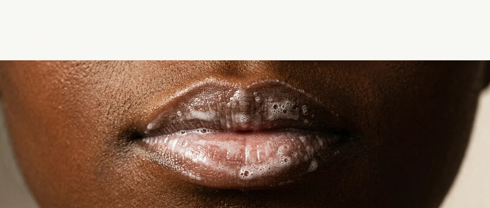 Gros plan macro de lèvres à leur couleur naturelle, avant le masque à bulles Joy Pretty