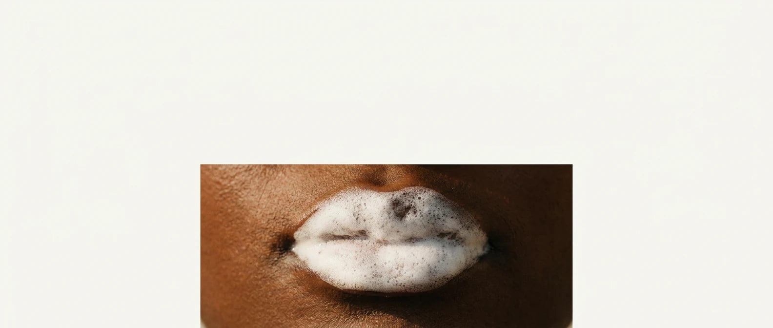 Lèvres entièrement recouvertes de mousse blanche dense